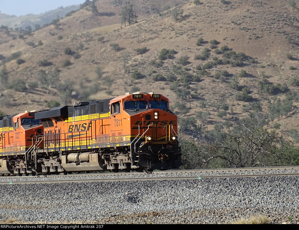 BNSF 7811 Leading South